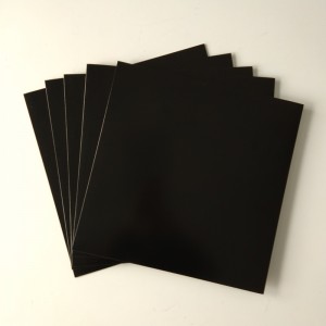12 plader med sort farvepapir med hul